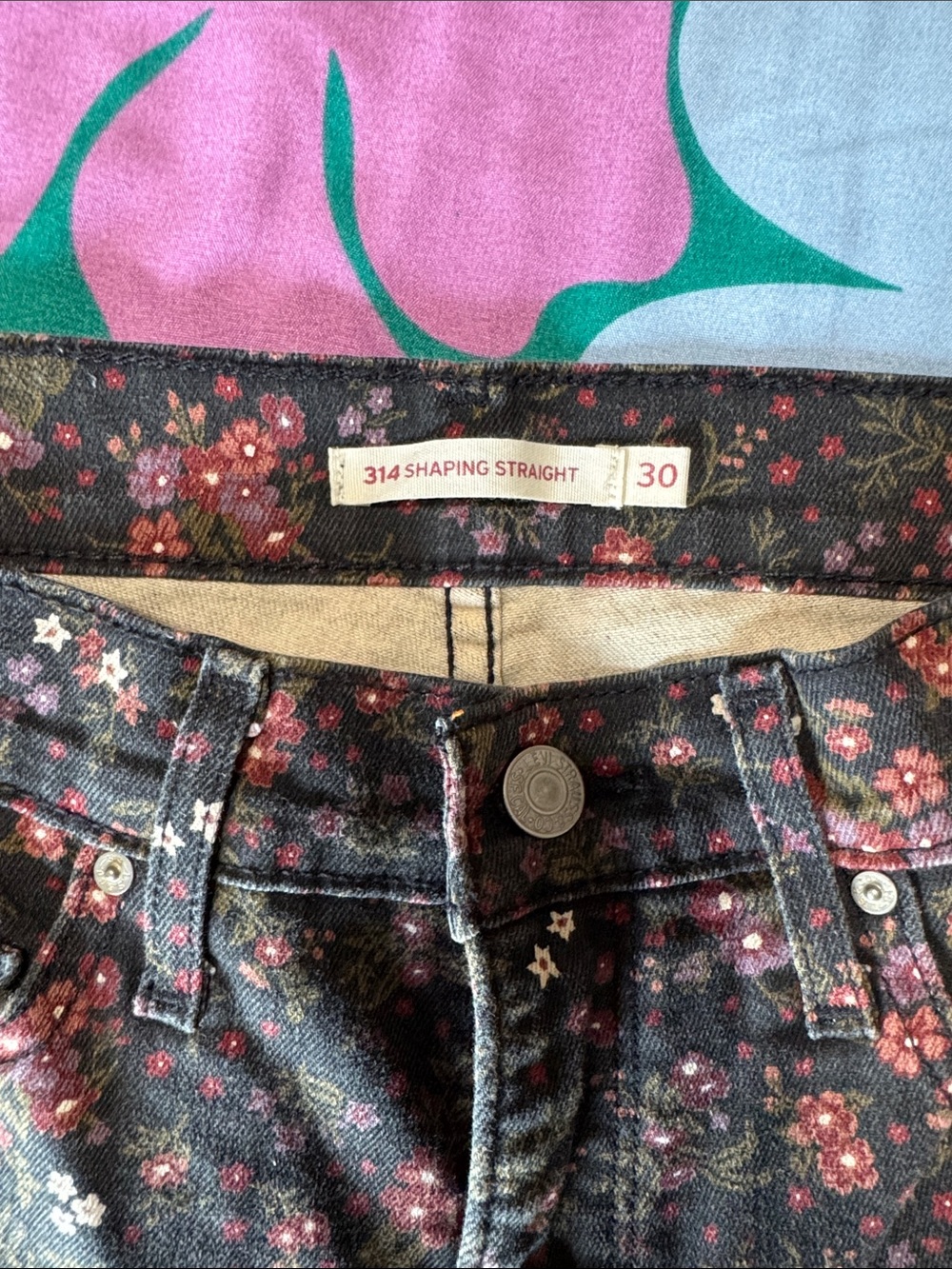 Levi's Women's Black Floral 314 Shaping Straight Jeans - Picture 3 of 6